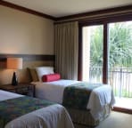 Guest bedroom w/lanai facing beach (two twins beds)