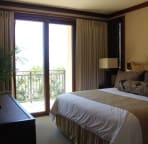Master bedroom w/ lanai facing beach. A king size bed