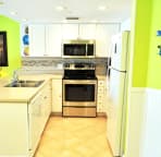 Fully equipped kitchen with full size appliances
Cabana Club Unit 306
