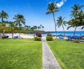 Enjoy accèss to the Mauna Lani beach club. The protected bay makes for great snorkelling and stand up paddling.