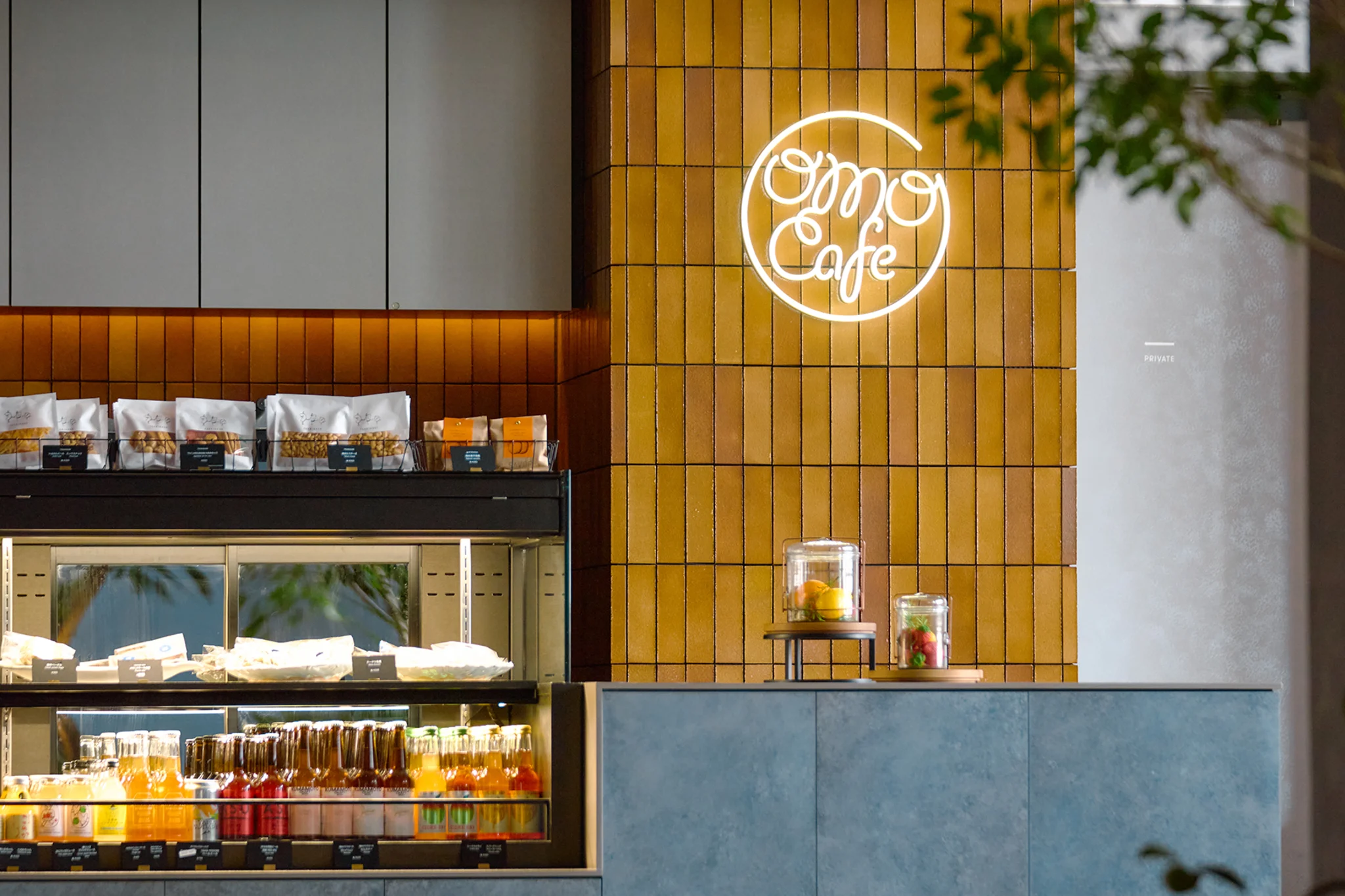 熊本城を望む開放的なカフェ空間 - OMO5熊本 | 星野リゾート【公式】