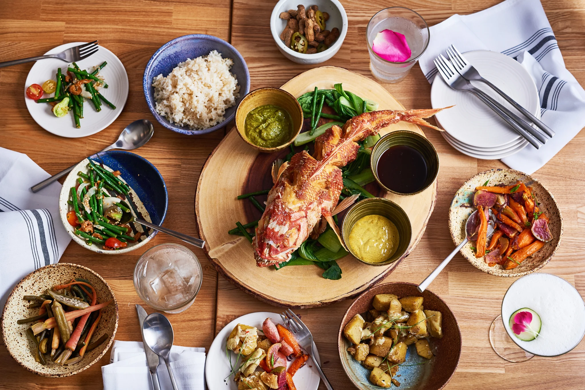 洗練されたハワイの家庭料理とカクテルを楽しむ - サーフジャック