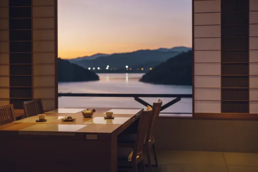 界_遠州_客室_湖向きベッド和