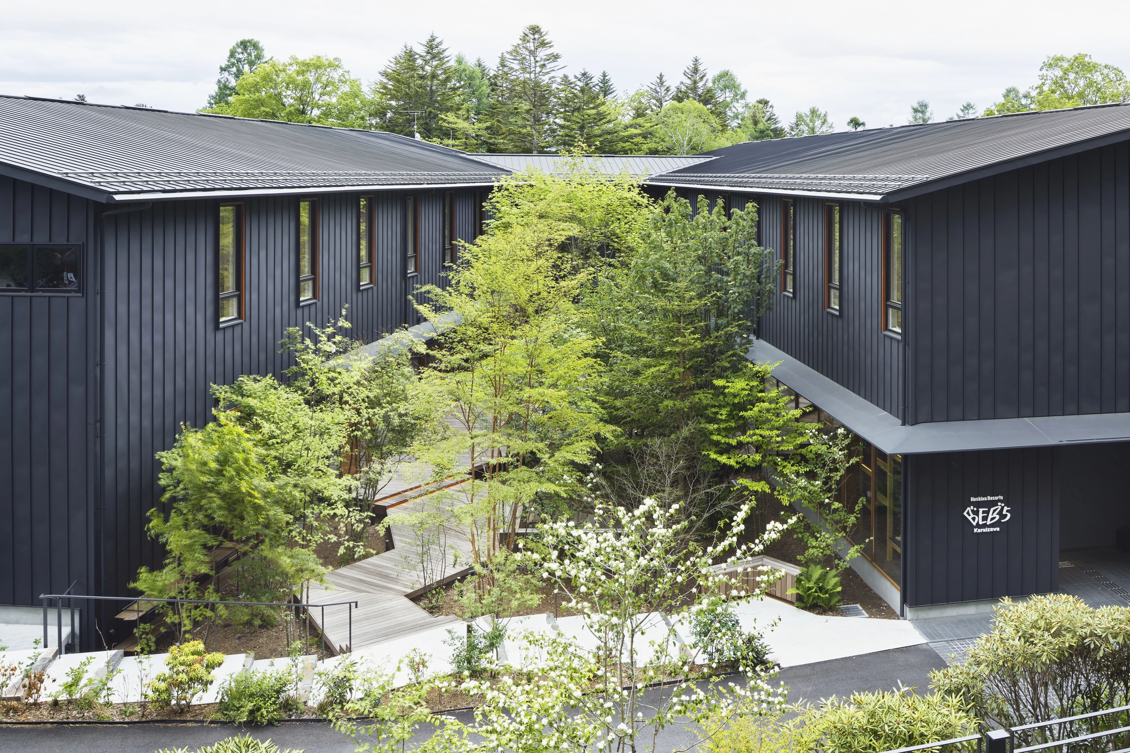 軽井沢の森の中で、涼しく快適な夏を満喫 - BEB5軽井沢 | 星野リゾート