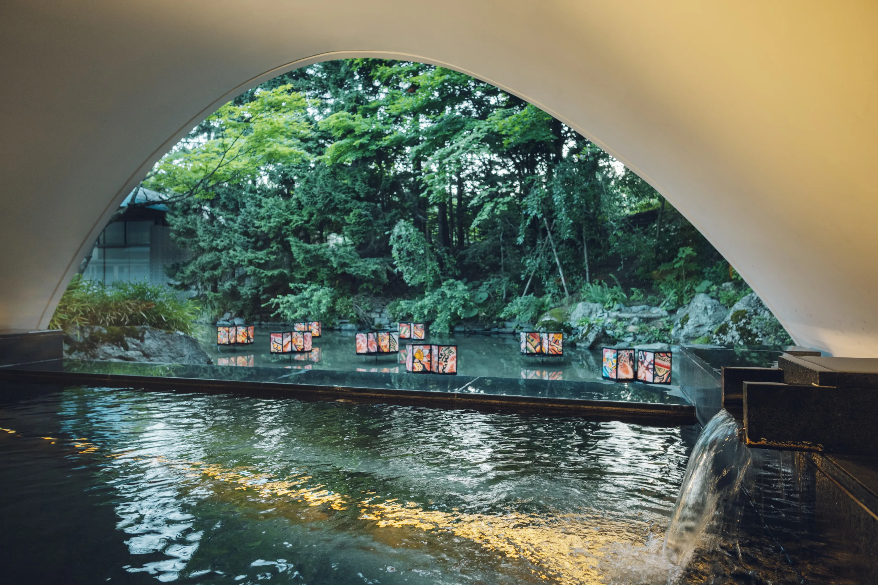 かまくら」から緑を覗く - 界 津軽 | 星野リゾート【公式】