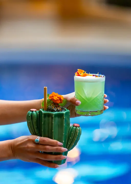 洗練されたハワイの家庭料理とカクテルを楽しむ - サーフジャック