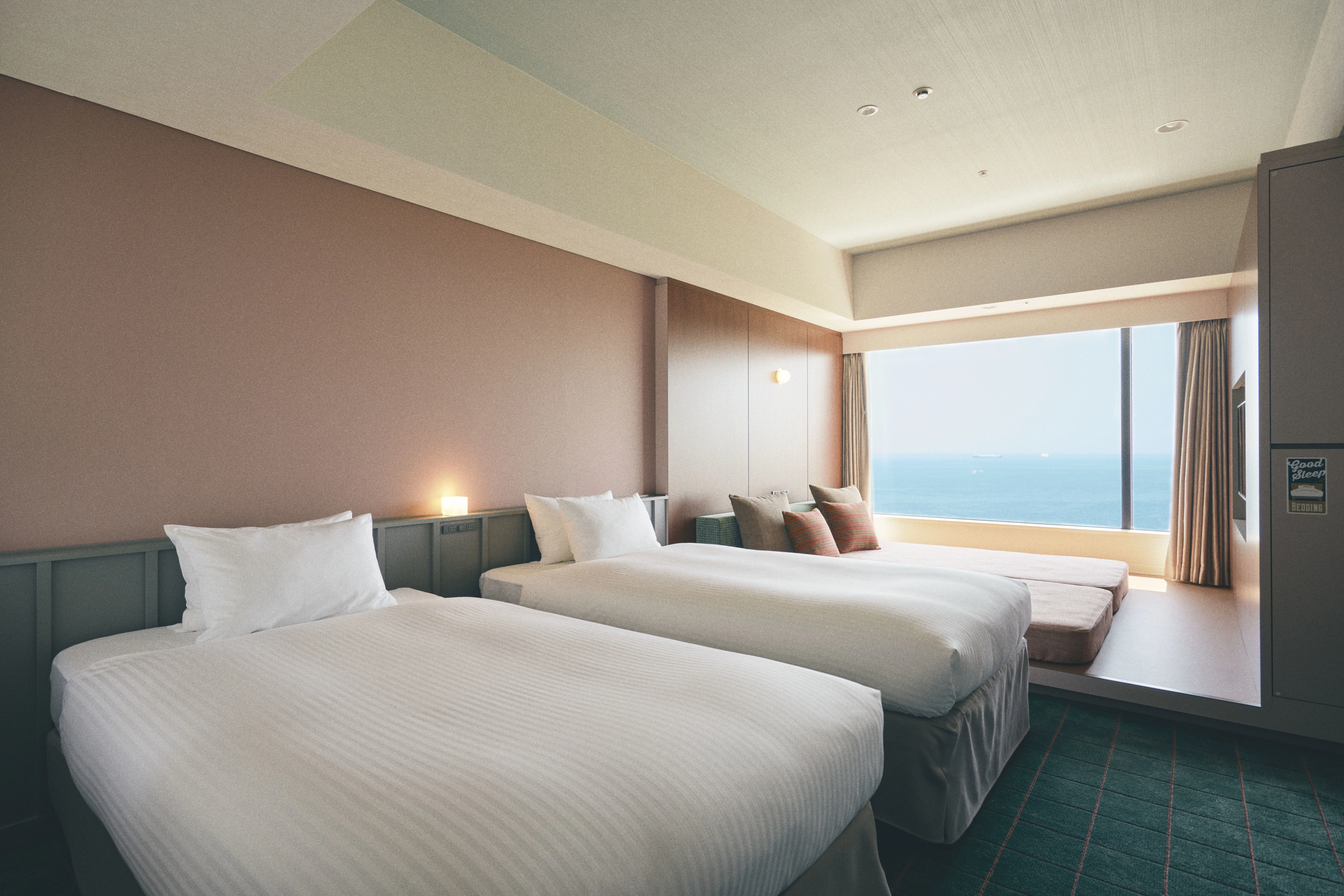 オールドアメリカンなデザインで広めの客室 - 1955 東京ベイ | 星野