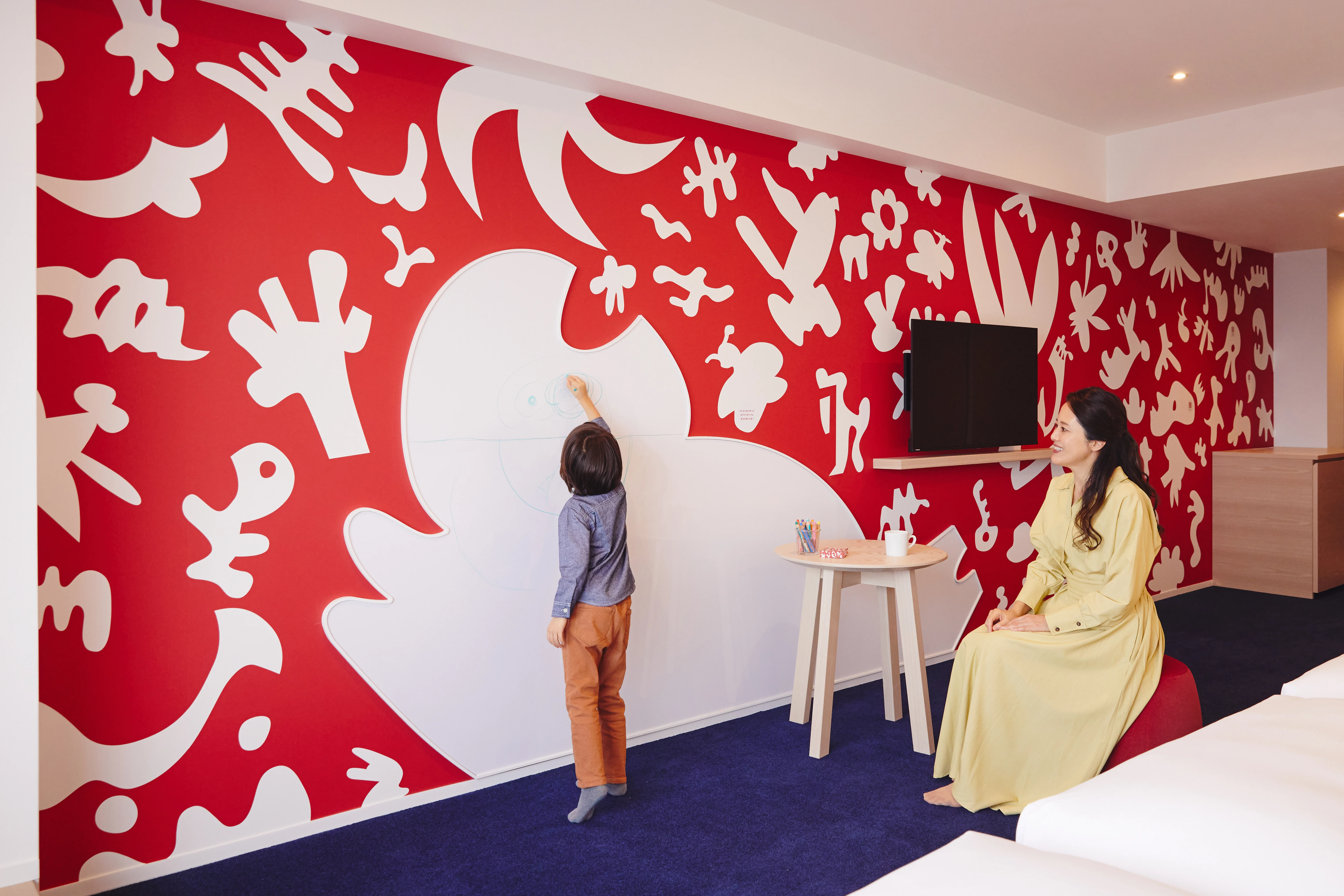 色鉛筆で壁や窓一面に思い切り表現ができるお部屋 - リゾナーレ大阪