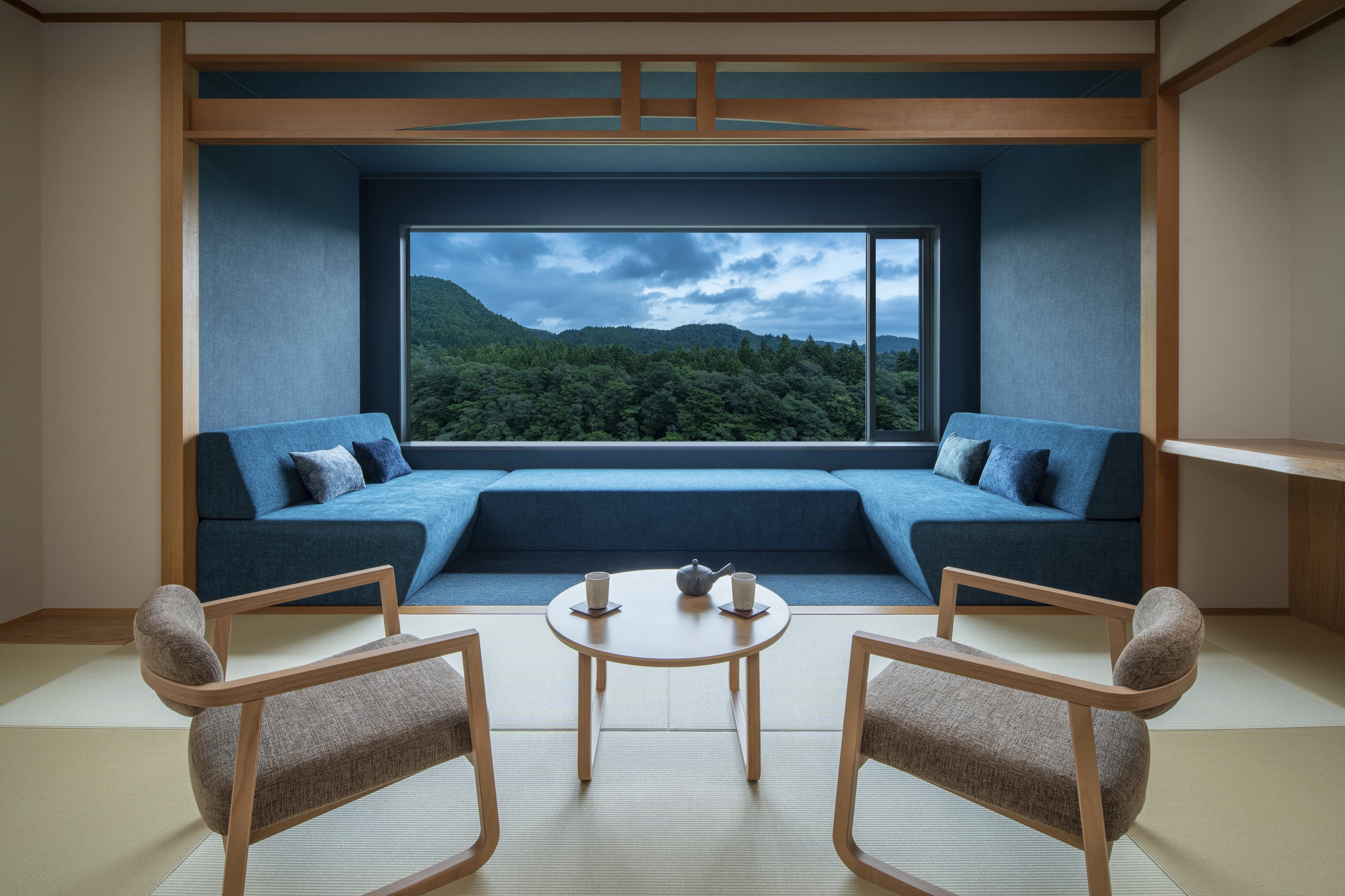 季節で際立つ渓流美を望む「紺碧の間」 - 界 秋保 | 星野リゾート【公式】