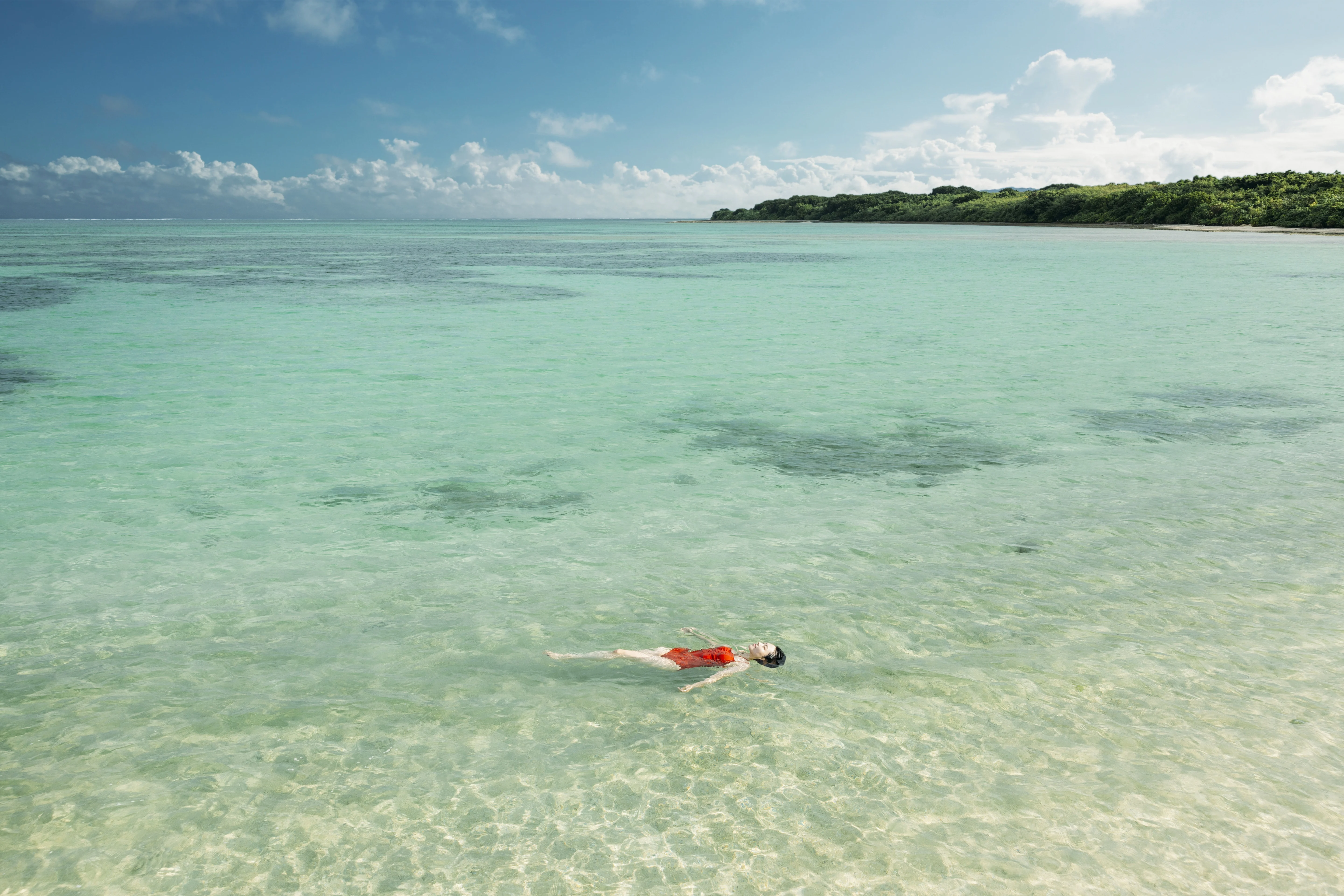 サンゴ礁がもたらす白い砂浜を楽しむ - 星のや竹富島 | 星野リゾート