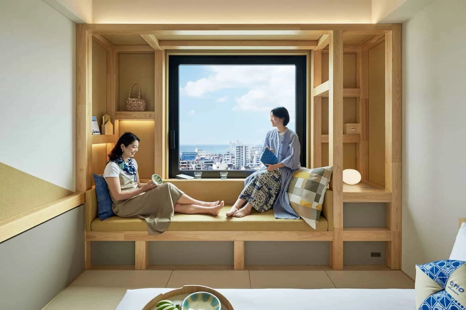 街を眺めながらゆったりと過ごせる客室 - OMO5沖縄那覇 | 星野リゾート