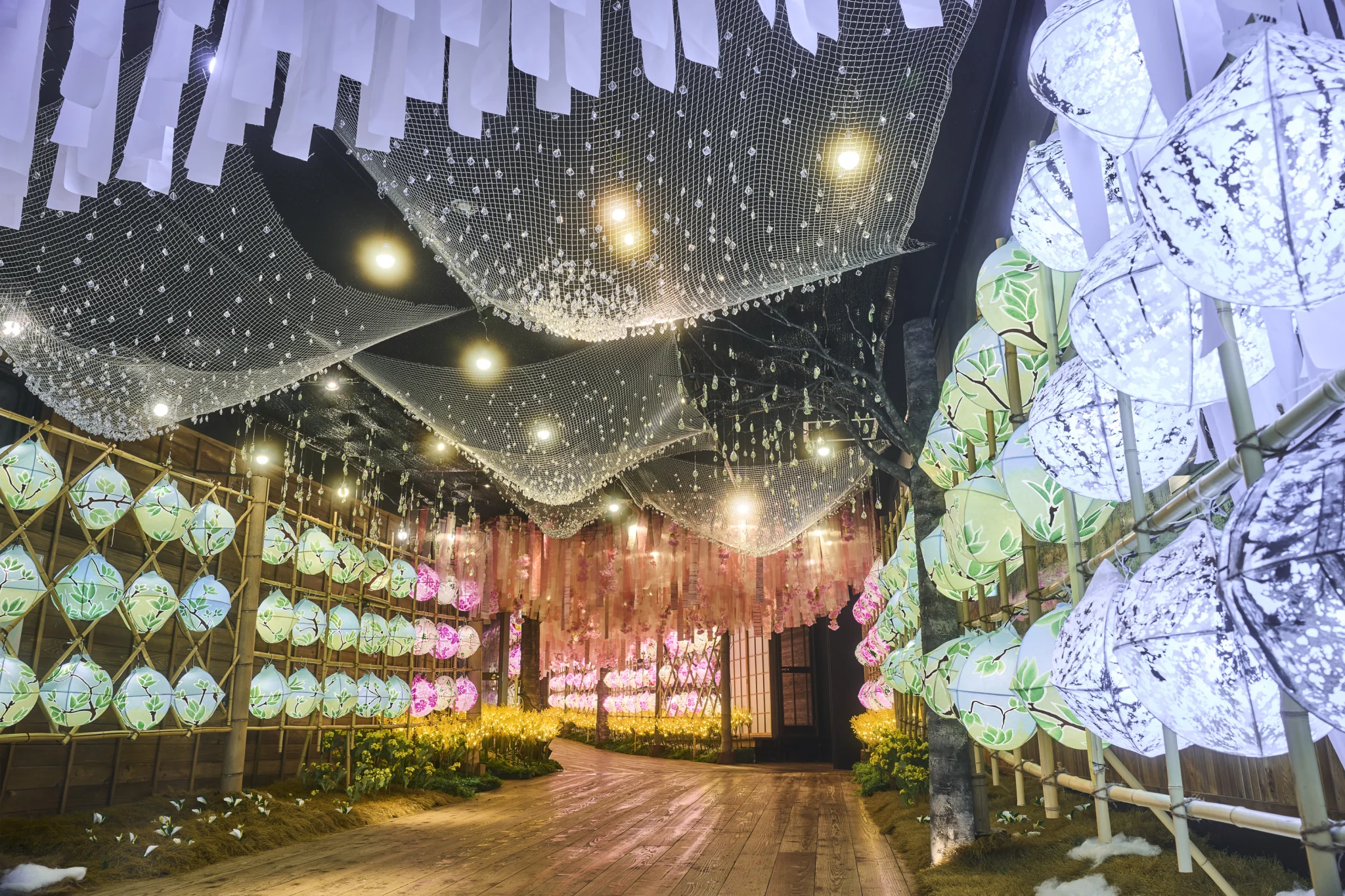 池に落ちる花びらの青のれん 池に落ちる花びらの青のれん