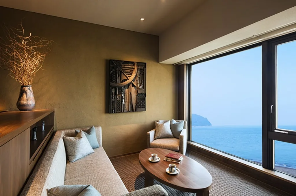 窓一面のオーシャンビュー「按針みなとの間」 - 界 アンジン | 星野