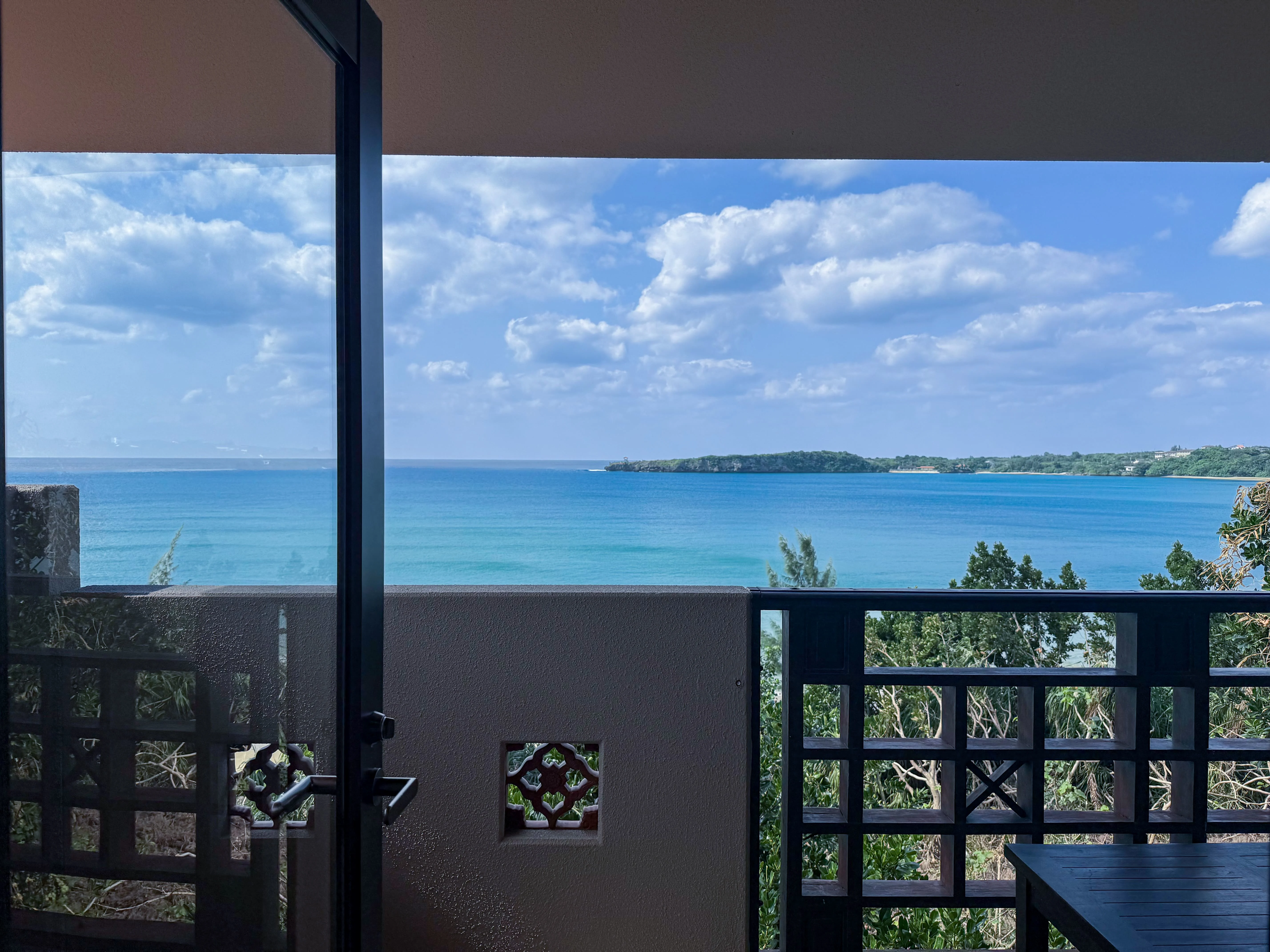 水平線に沈むサンセットを望む客室 - 西表島ホテル | 星野リゾート【公式】