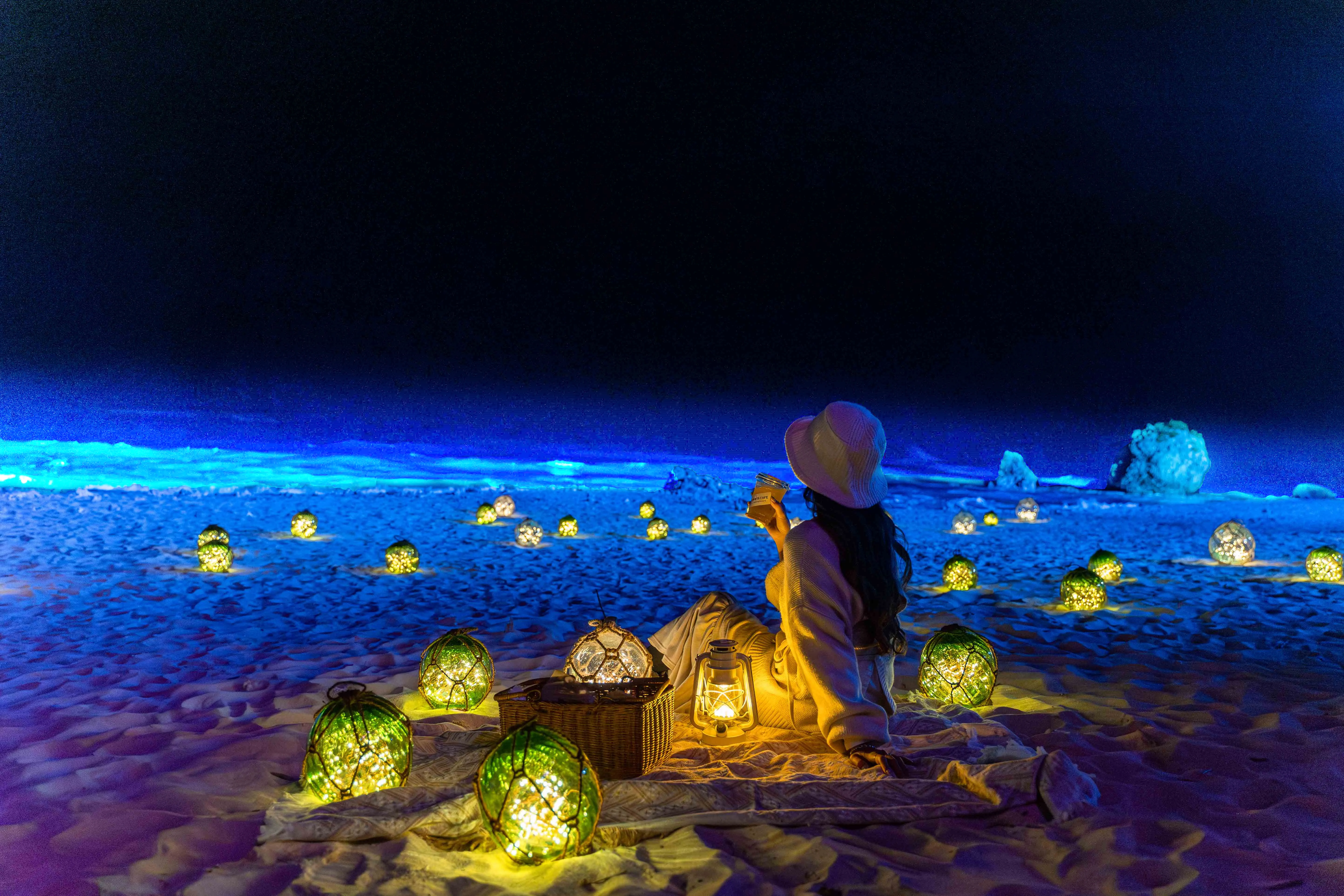 あたたかな沖縄の海辺で夜ピクニックを - バンタカフェ | 星野リゾート