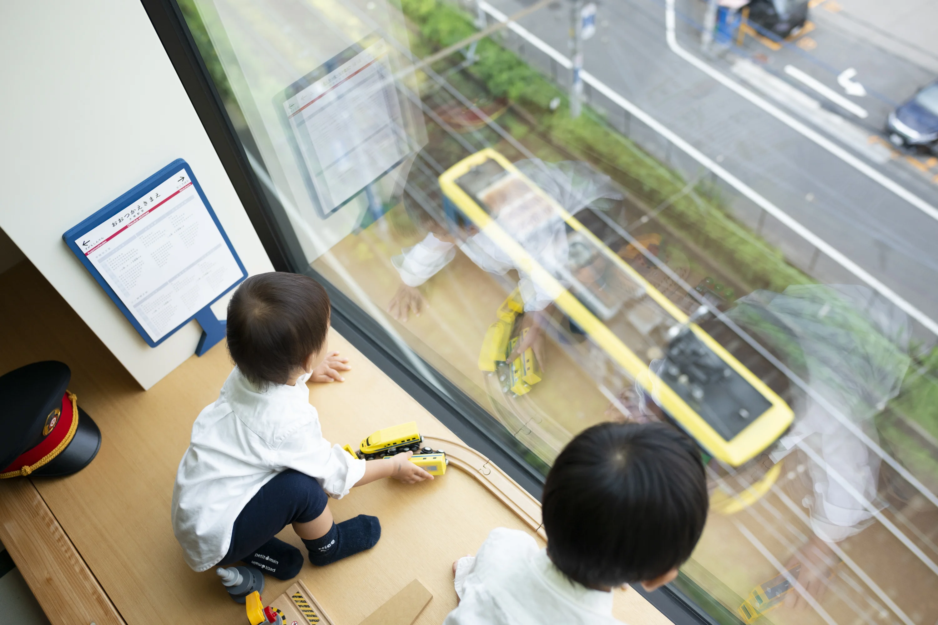 電車グッズ満載の「都電ルーム」 - OMO5東京大塚 | 星野リゾート【公式】