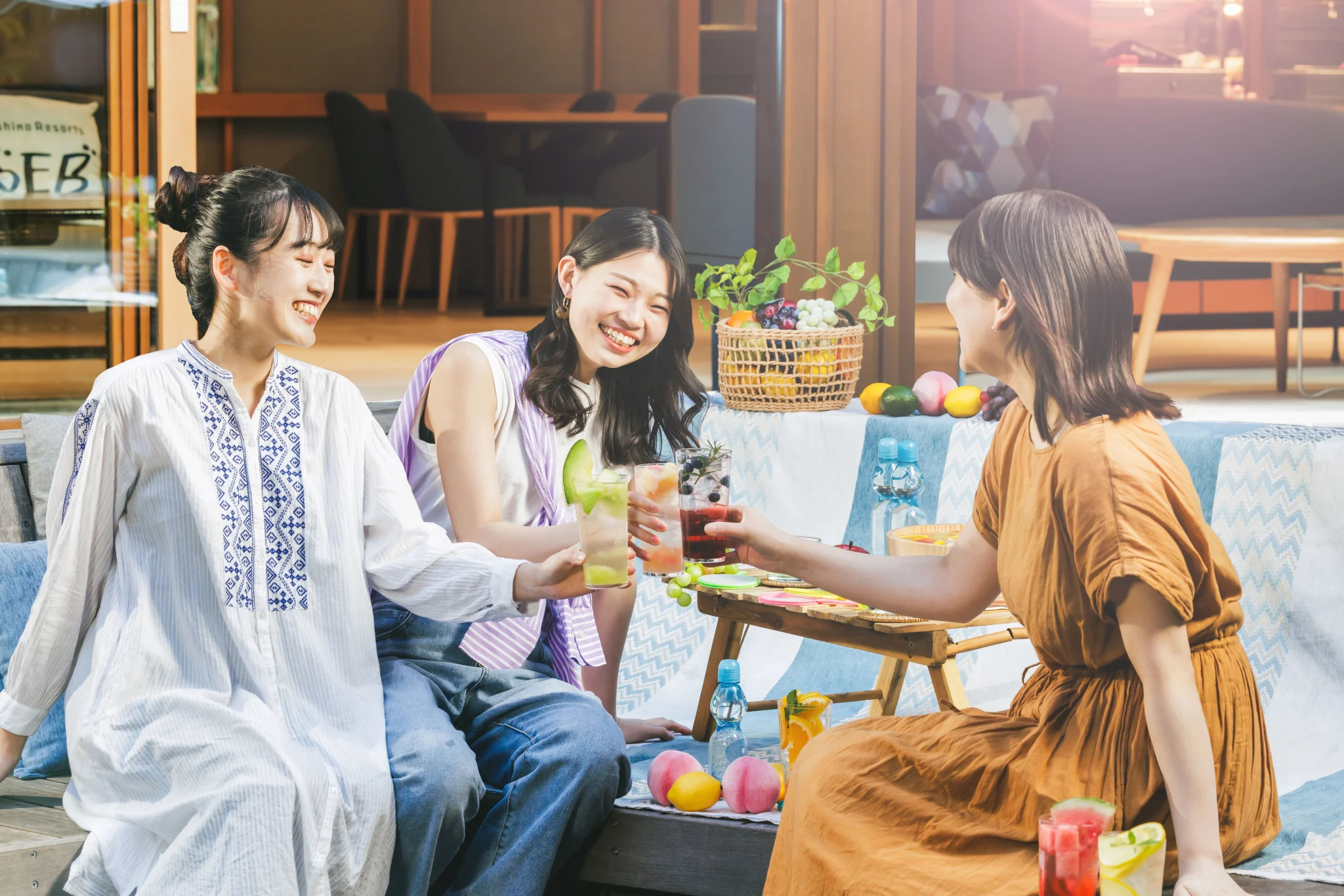 BEB5軽井沢_中庭でフルーツ