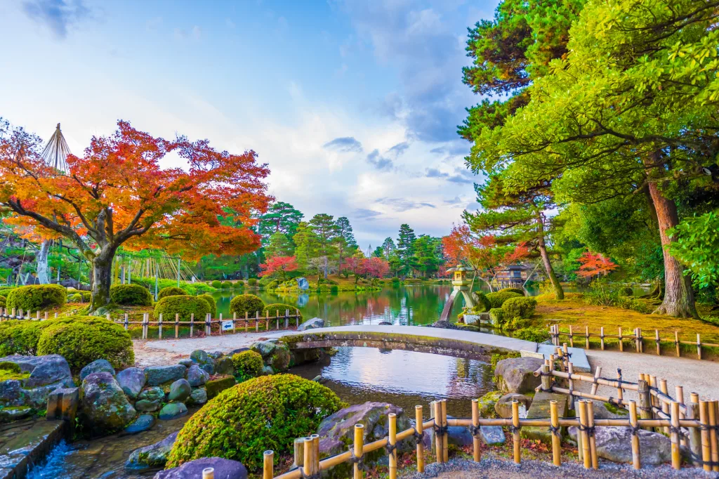 兼六園と加賀棒茶の魅力の紅葉に出合う - OMO5金沢片町 | 星野リゾート