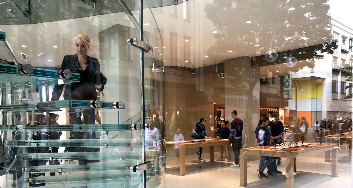 Apple Stores Redesign Layout to Highlight Home Products
