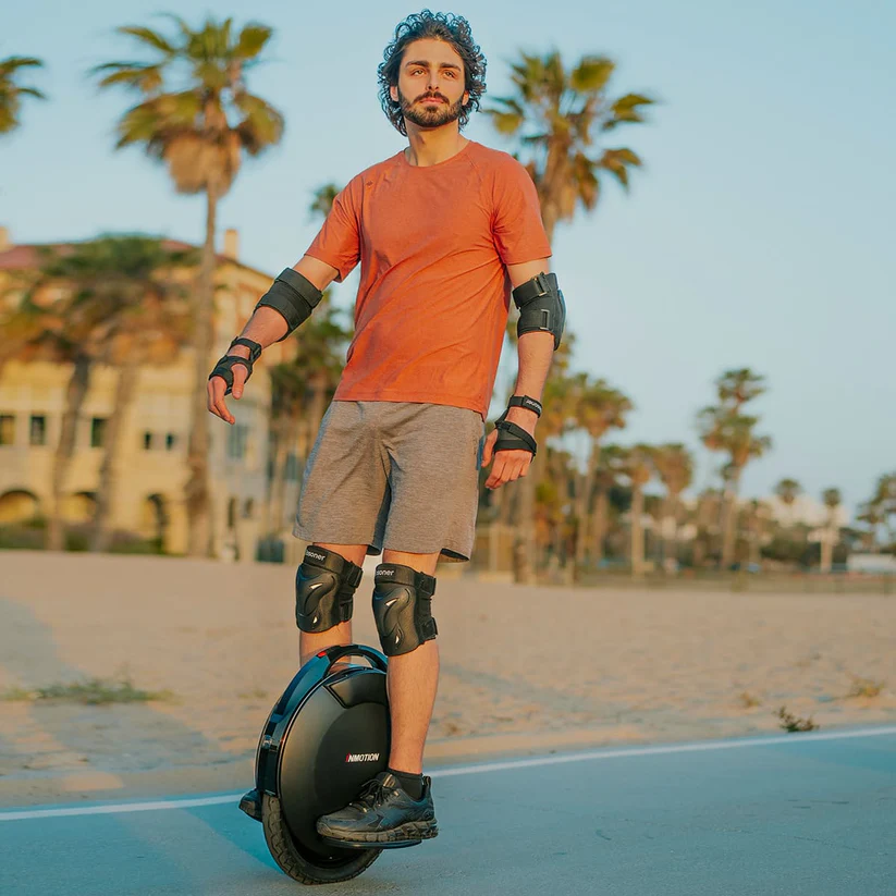 Motor Power: 1000W nominal continuous output, peaking at 2000W.Top Speed: 22 mph (35 km/h).Battery Capacity: 728Wh, 84V system utilizing premium LG 21700 cells.Claimed Range: Up to 40–46 miles (65–75 km) under ideal conditions. Real-world urban range ranges between 22 and 30 miles (35–48 km) depending on rider weight and pace.Weight: 33 lbs (15 kg), positioning it among the lightest commuter options available.Wheel Size: 16 inches x 2.125 inches.Climbing Grade: Rated to handle inclines up to 30 degrees.Water Resistance: IP55 rated weatherproof shell.