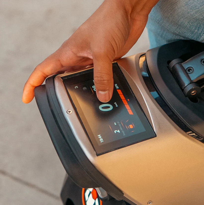 op Speed: 43.5 mph (70 km/h) powered by a 2,500W rated motor peaking at 6,000W.Battery & Range: 1,440Wh capacity using premium Samsung 21700 50S cells, offering a realistic commuting range of 30–50 miles (up to 75 miles under ideal test conditions).Suspension: 90mm of adjustable coil/oil hydraulic suspension manufactured by Fastace, providing a plush, smooth street ride.Weight & Load: Weighs 77 lbs (35 kg) with a maximum load capacity of 309 lbs.