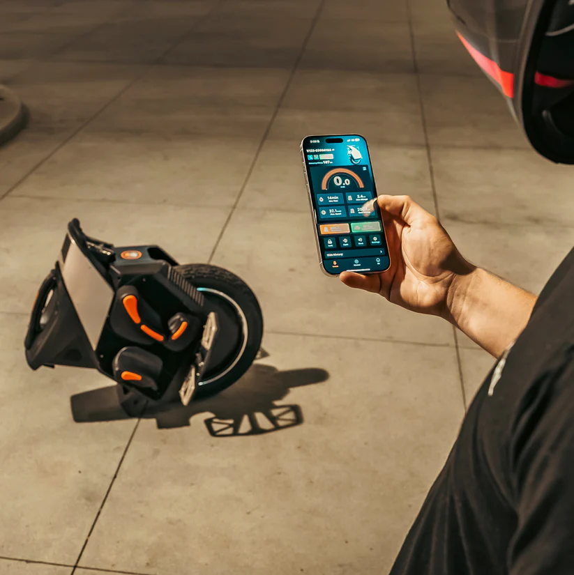 4.3-inch Touchscreen Interface: Features an automotive-grade, glove-friendly display embedded on top of the wheel. It lets you monitor speed, configure pedal sensitivity, and adjust alarms without needing a smartphone app.RideConnect 4G Tech: Includes built-in smart security featuring GPS live tracking, remote anti-theft locking, and movement alerts sent directly to your phone.