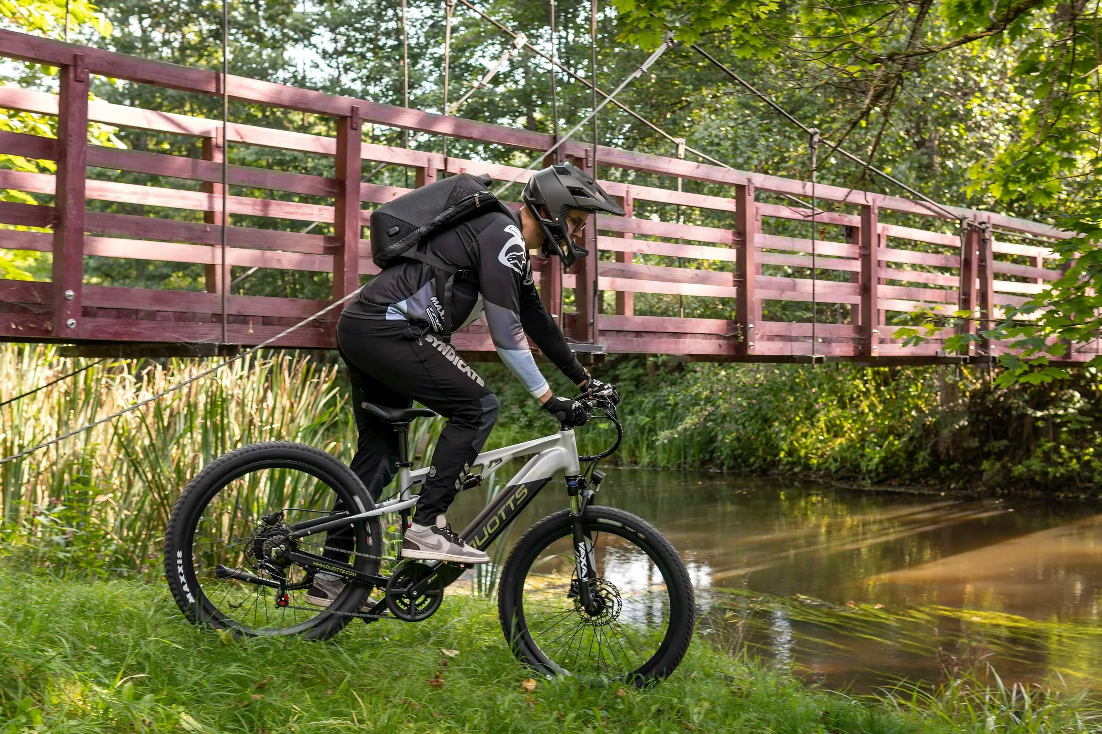 Responsive Torque Sensor for Smart Support
The torque sensor precisely adjusts motor output based on your pedalling effort, delivering smooth, natural assistance. It improves efficiency, extends range, and enhances comfort—especially when climbing or riding against the wind.