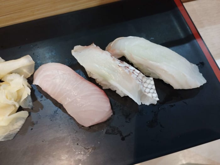 浅草の立ち食い寿司で食べた、白身三点盛り。
左から、かんぱち、鯛、ひらめ。