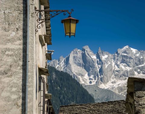 House village and mountain views in the Canton of Grisons 