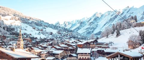 Sunny Easter skiing at a high alpine resort