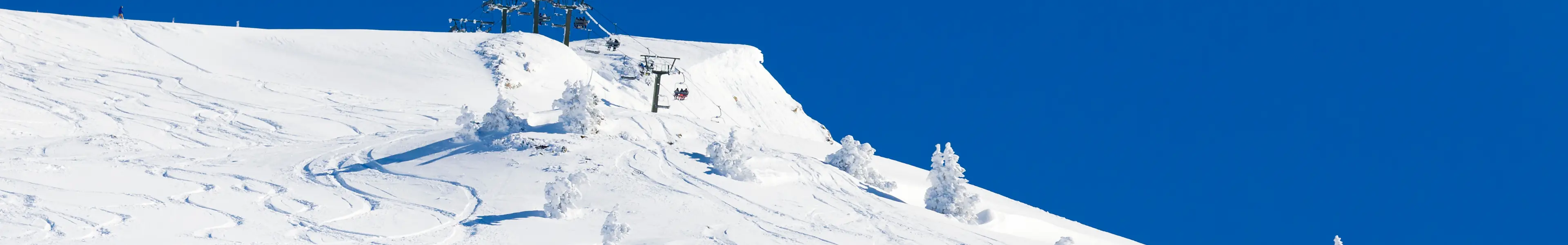 Piste de ski enneigée avec télésiège pour les vacances de Zone C d'Hiver 2027.