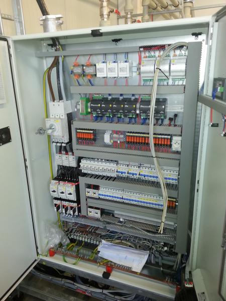 Rozváděč pro řízení chilleru 300 kW se třemi okruhy