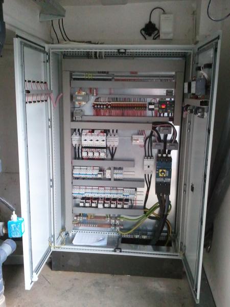 Rozváděč pro řízení chilleru 400 kW se dvěma okruhy