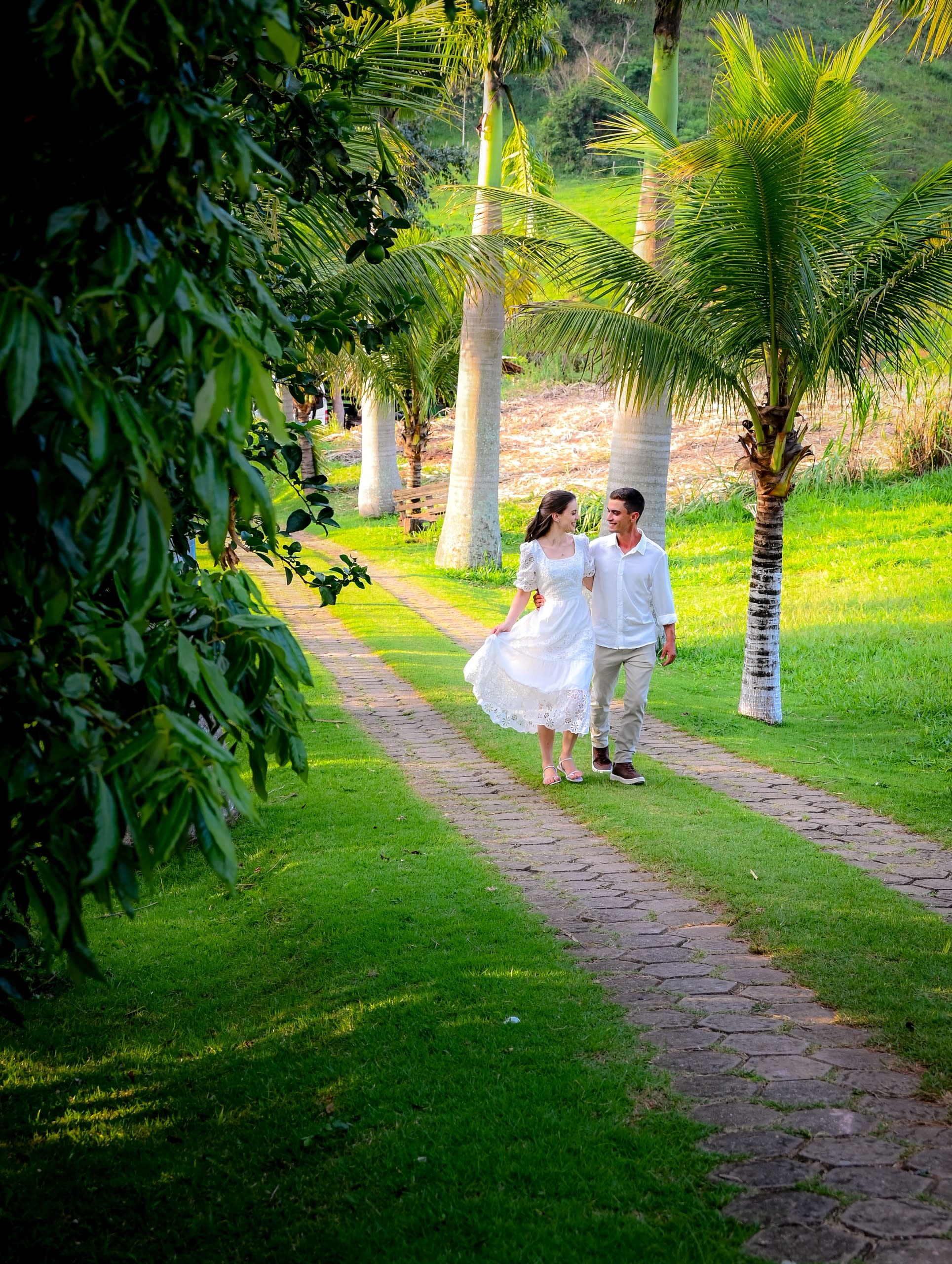 Lucas e Rafaela caminhando juntos pelo jardim
