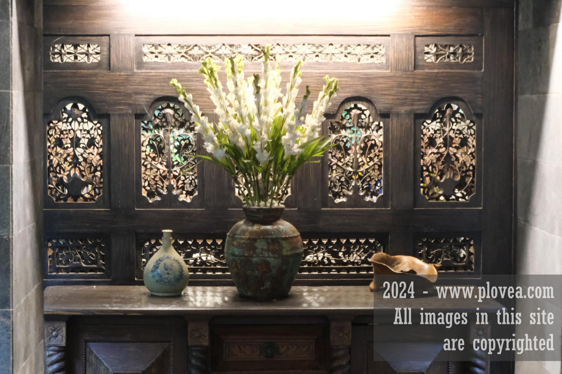 Interior bertema Jawa mendominasi area indoor restoran