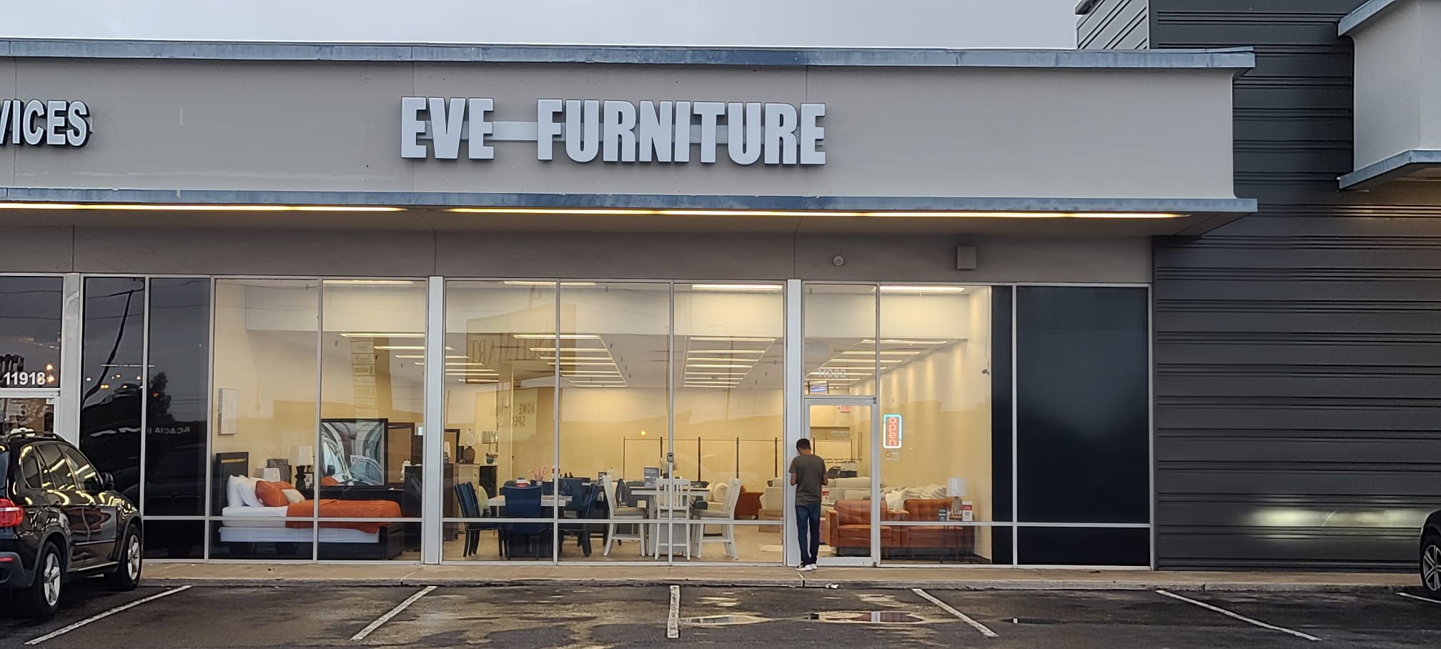 Large dimensional letters for a furniture showroom