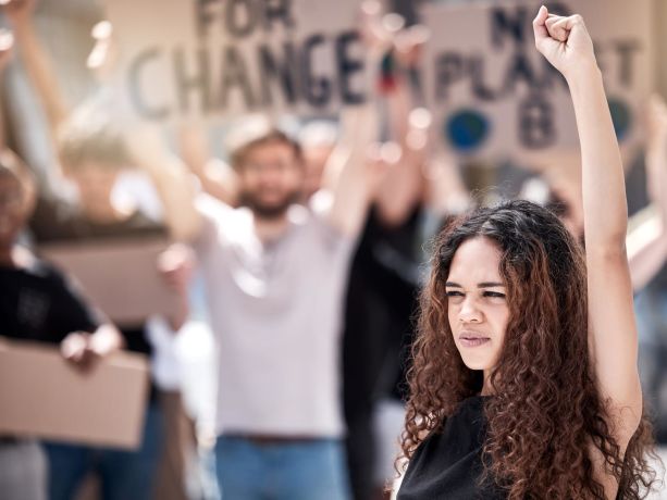 haksızlığa hayır diyen yumruğu havada bir kadın 