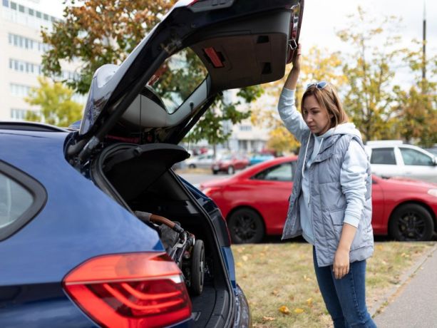Bagaja kolayca koyulabilmiş hafif bebek arabası