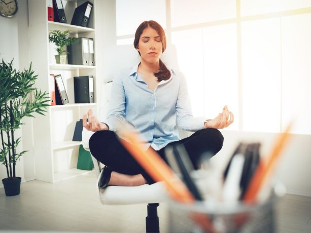 meditasyonun nasıl yapılacağını gösteren bir kadın