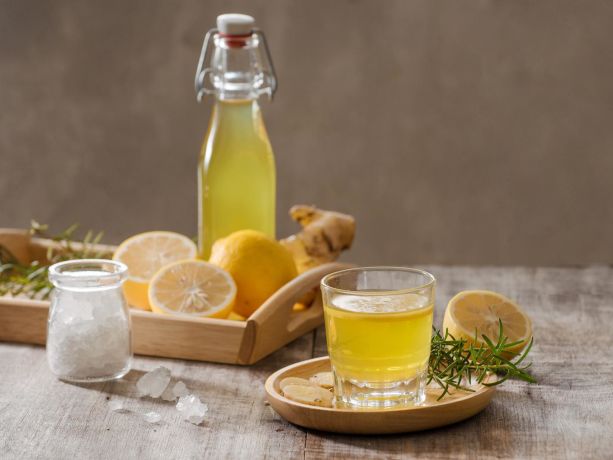 Masa üstünde tepsi için probiyotik içeren besinler gözüküyor