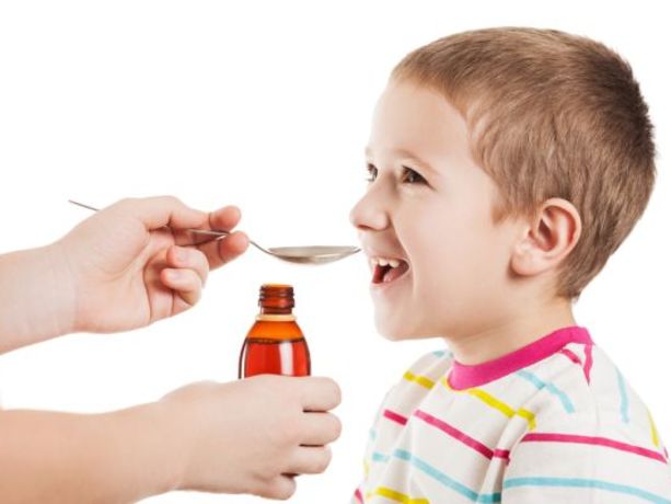 Eller aferin şurup nasıl kullanılır onu gösteriyor