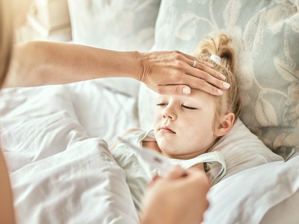  Ebeveyn, hasta çocukla birlikte yatakta eller ve ateş ölçüm cihazı. Evde soğuktan dolayı ateş veya grip virüsü. Anne, yatak odasında veya evde çocuğun ateşini kontrol ederken.