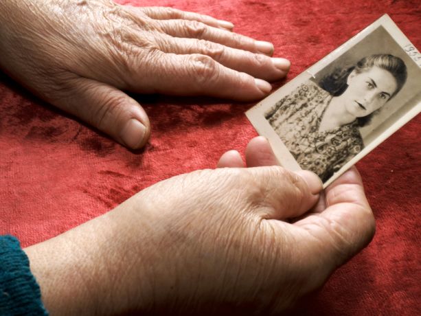 Yaşlı bir kadının elinde eski bir vesikalık