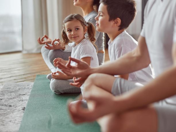 meditasyon yapan sağlıklı olan aile