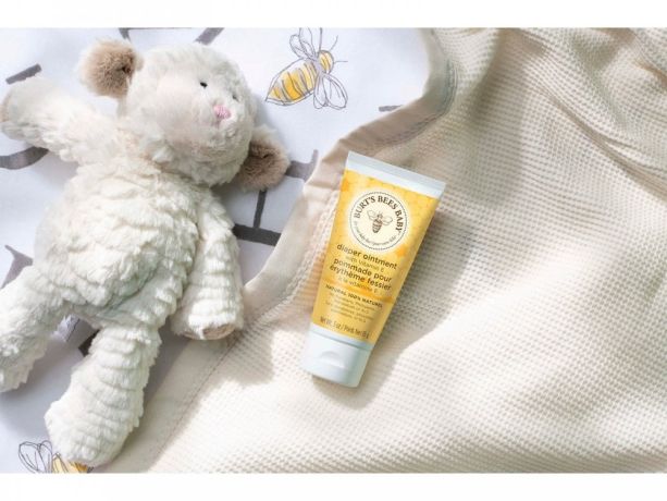 Burt's Bees Pişik Krem örtünün üzerinde