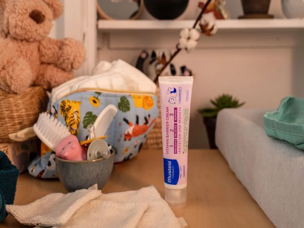 mustela pişik kremi bebek bakım masasının üzerinde görülüyor