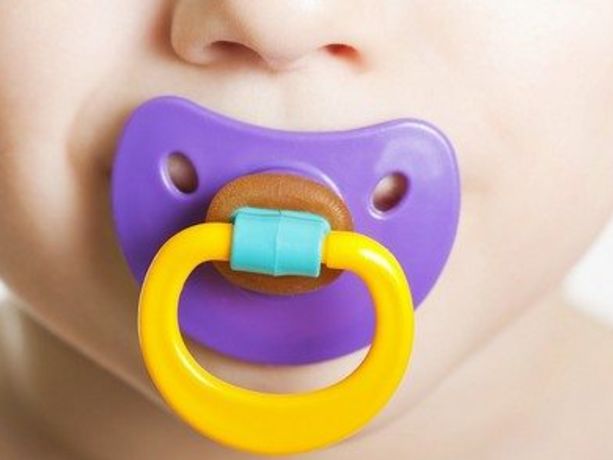 tavsiye edilmeyen plastik aksamlı emzik