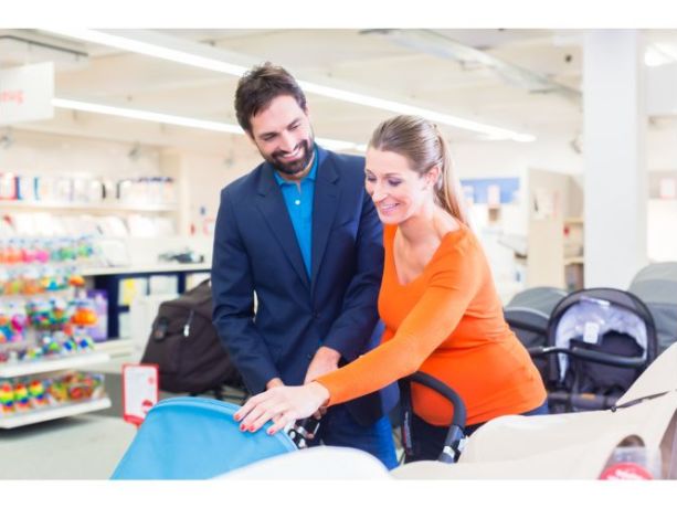 bebek arabası seçen mutlu bir anne baba