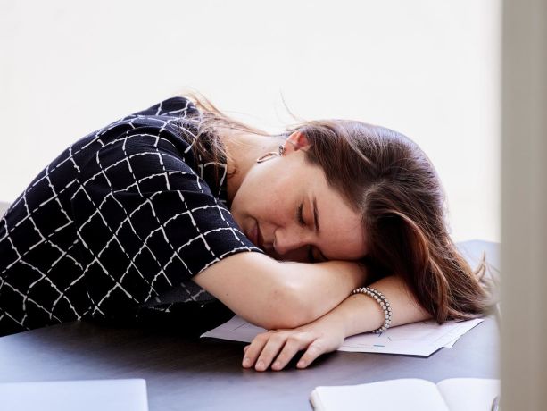 bağışıklık sistemi düşük bir kadın yorgun gözüküyor