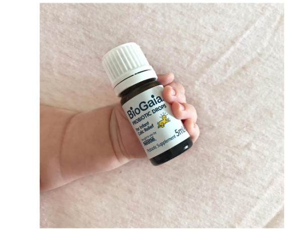 bebek elinde biogaia damla şişesini tutuyor